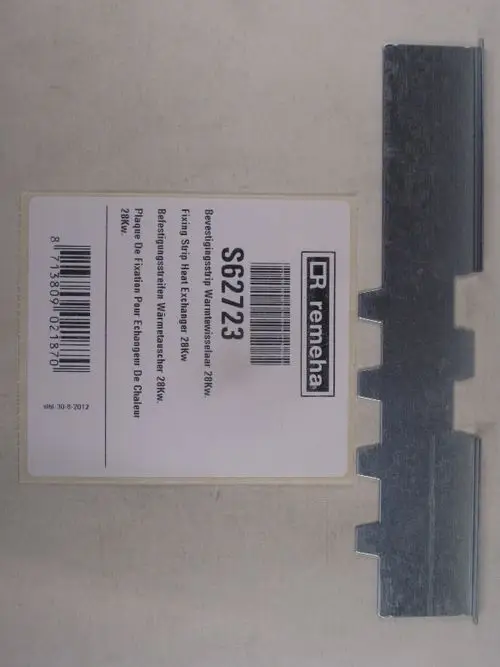 Befestigungsstreifen für einen Wärmetauscher, hergestellt von Remeha. Metallschiene mit mehreren Vertiefungen zur Fixierung. Produktetikett mit Artikelnummer und weiteren Informationen.